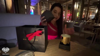 Пришла на свидание с вибратором внутри и кончила под столом